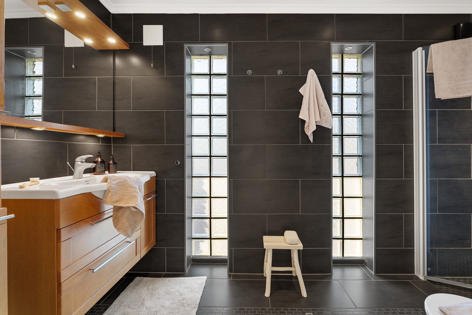 Badet har fliser på gulv og vegger. Galleribilde