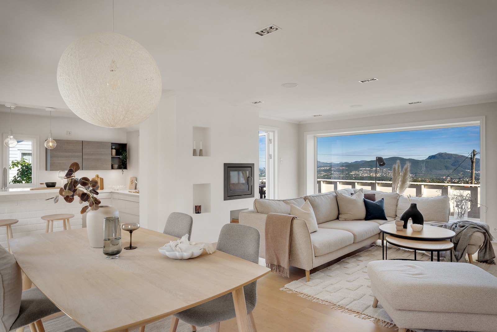 Boligen har en stor flott stue med god plass til både sofakrok, spiseplass og møblering. Galleribilde