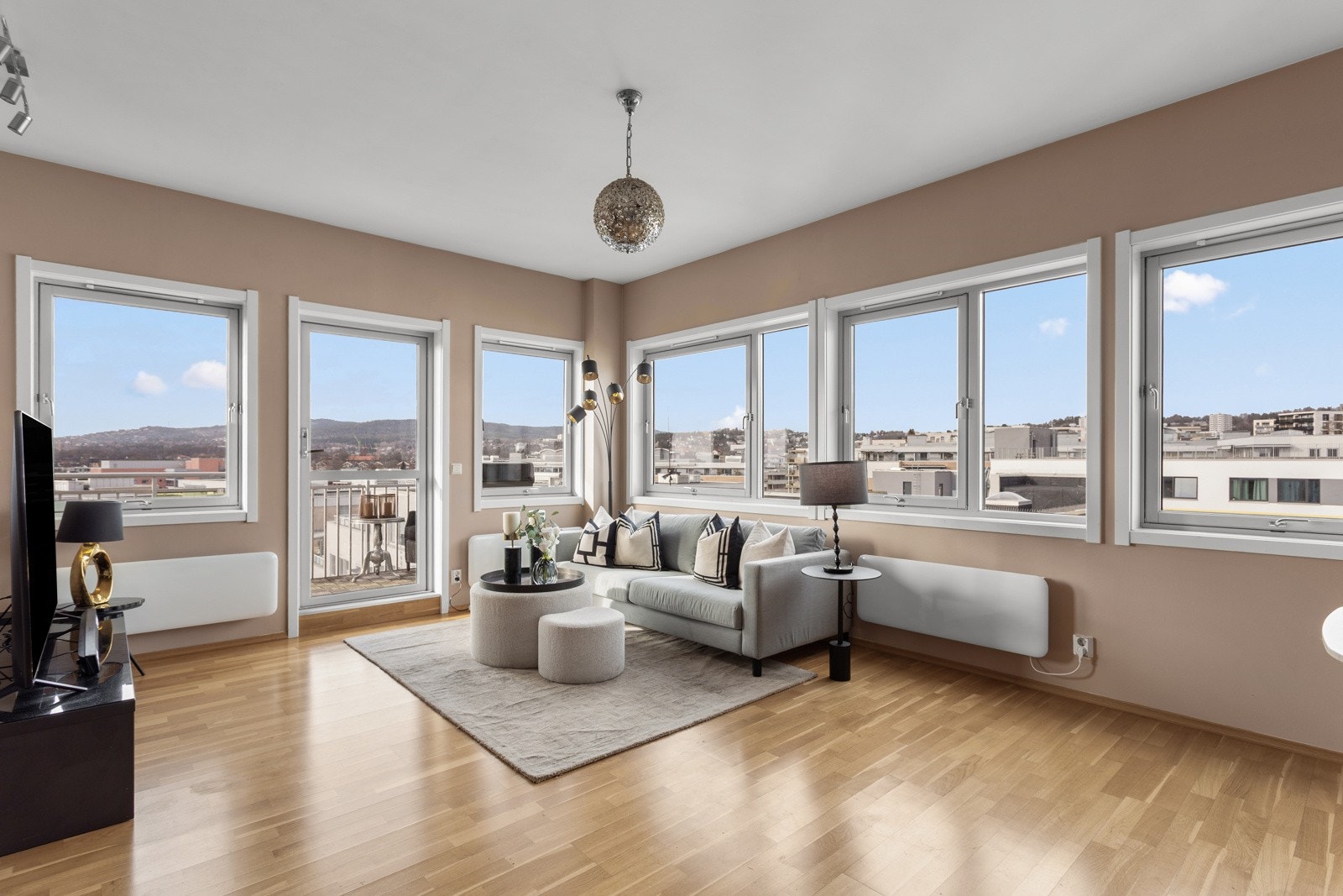 Leiligheten oppleves lys og luftig med mange vinduer! Galleribilde