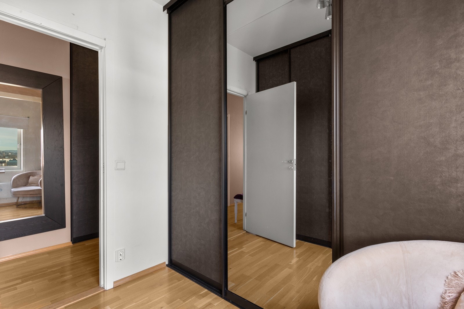 Det er satt inn to store garderobeskap med skyvedører. Ett kan fjernes til fordel for plass til seng. Galleribilde