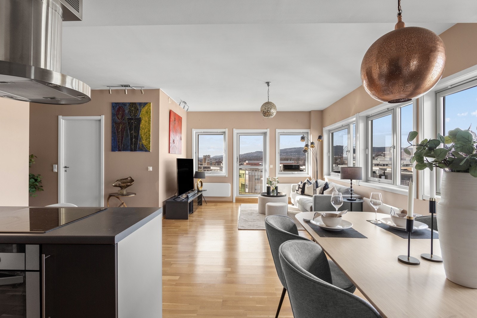 Leiligheten ligger høyt i 6. etasje med heisadkomst. Galleribilde