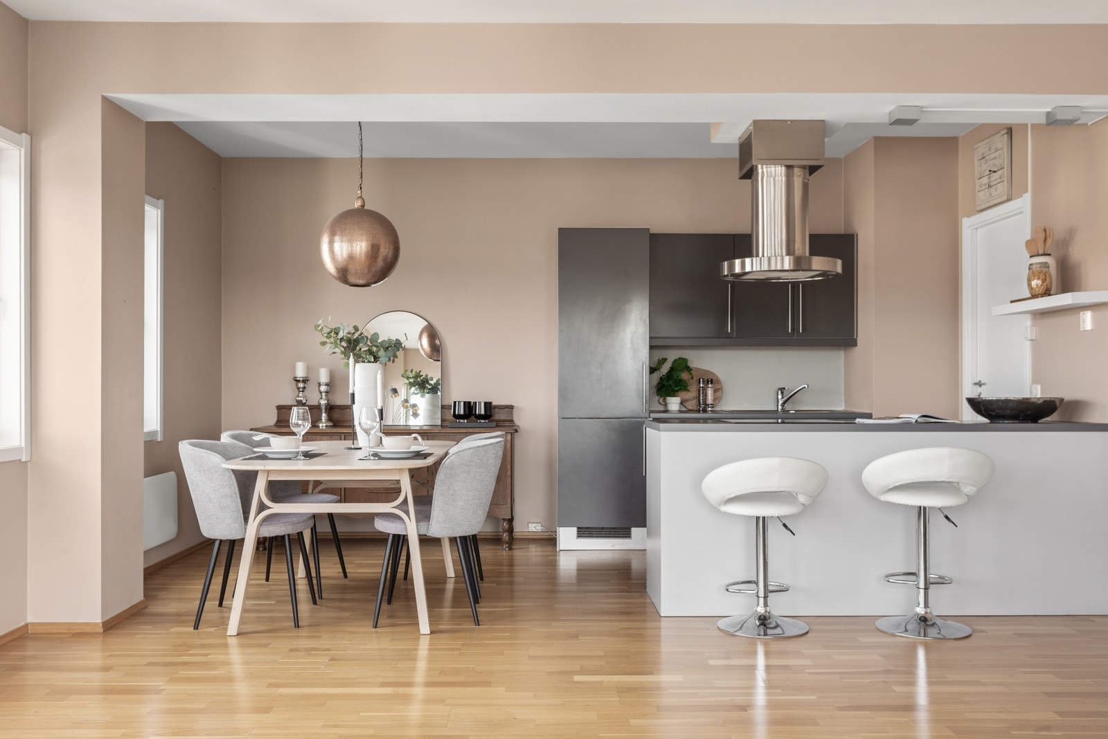 I sonen nær kjøkken er det plass til større spisebord. Galleribilde