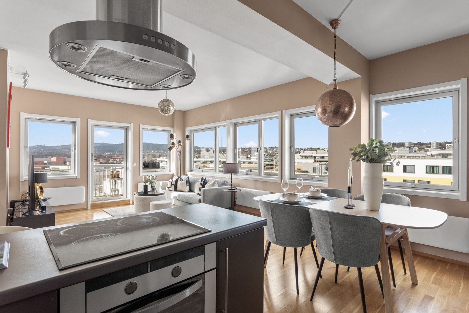 Sosial, åpen stue- og kjøkkenløsning. Galleribilde