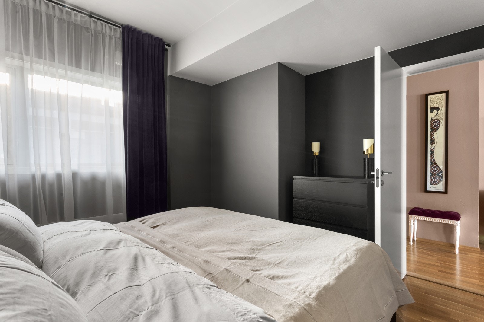 God plass til dobbeltseng og nattbord. Galleribilde