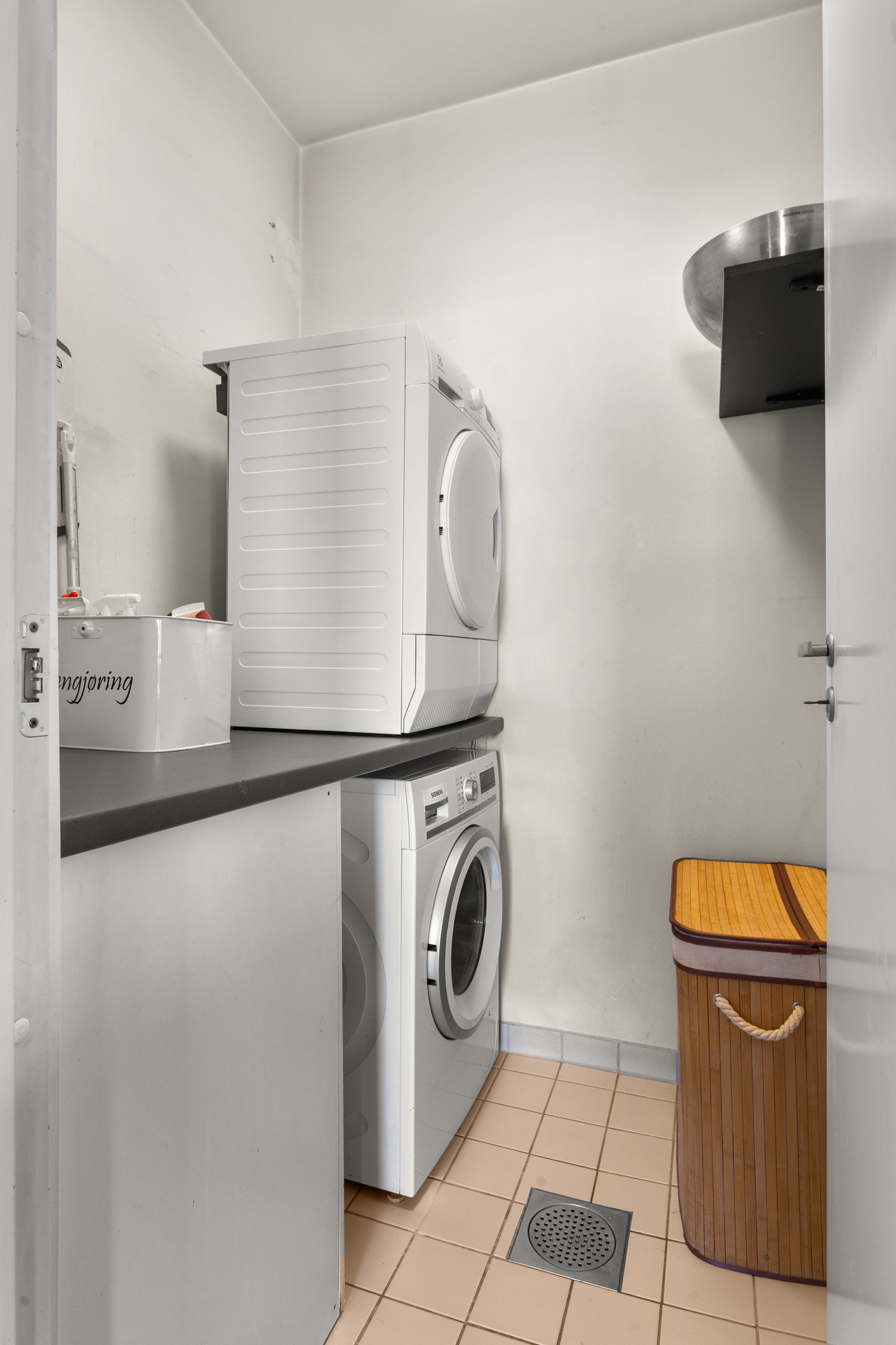 Eget vaskerom med plass til vaskemaskin og tørketrommel. Galleribilde