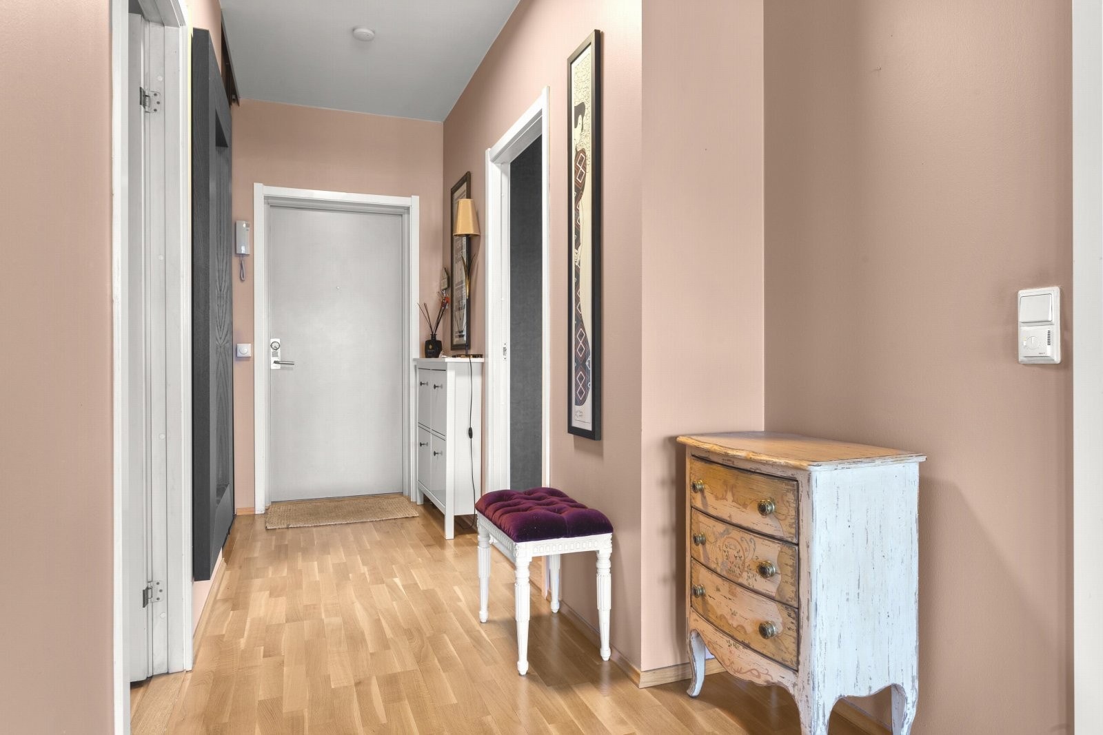 Det er satt inn skyvedørsskap i entré. Galleribilde