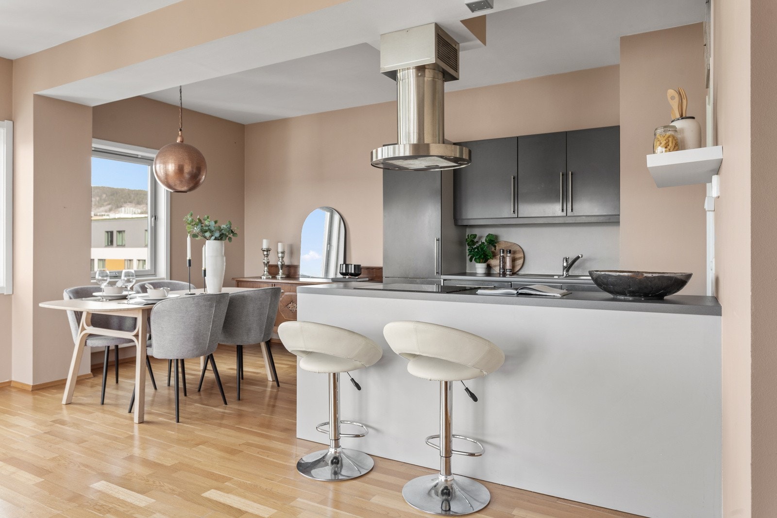 Kjøkken med slette fronter og benkeplate i laminat fra 2007/2008. Galleribilde