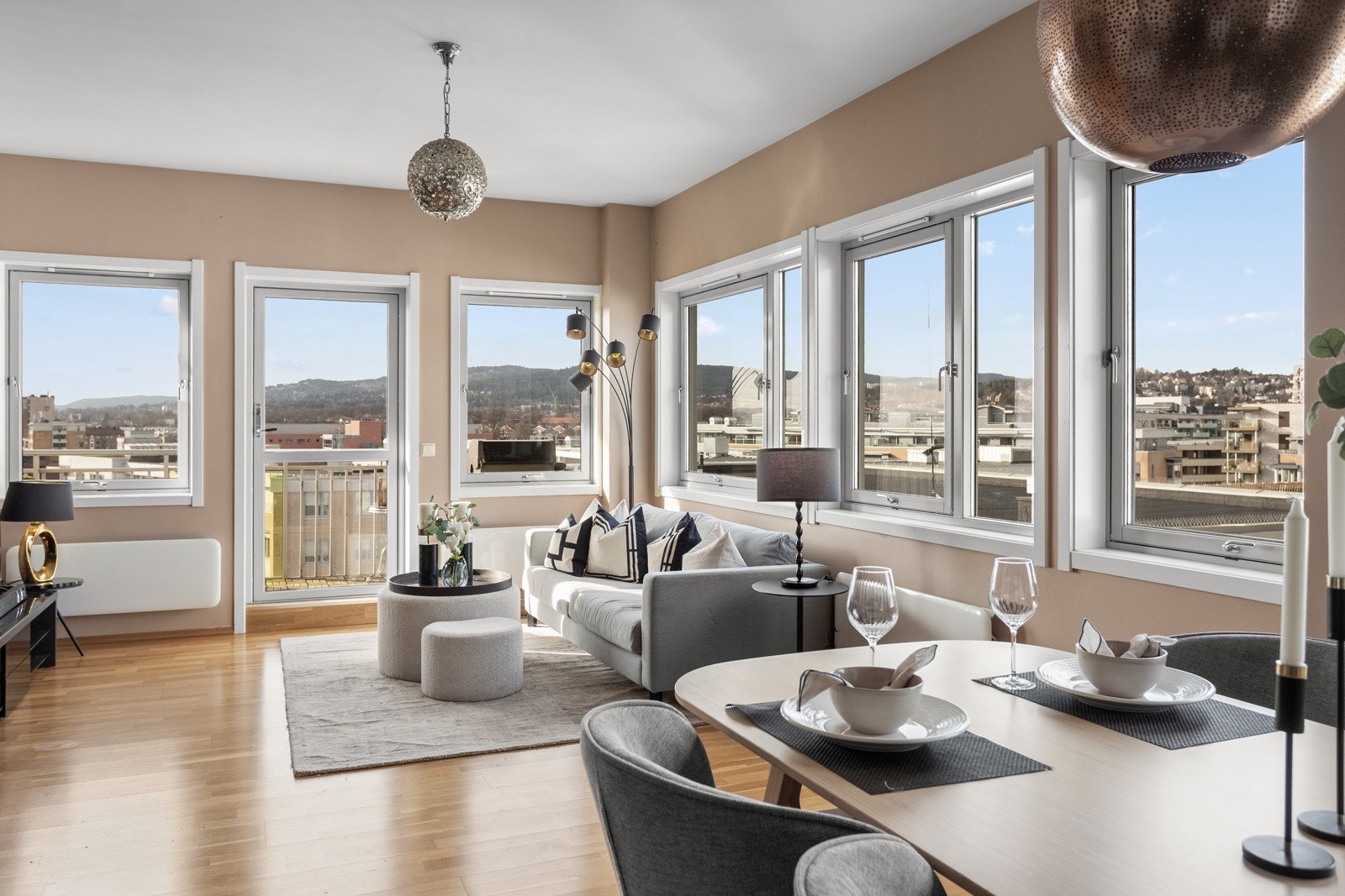 Takhøyde er på hele ca. 2.7meter. Galleribilde