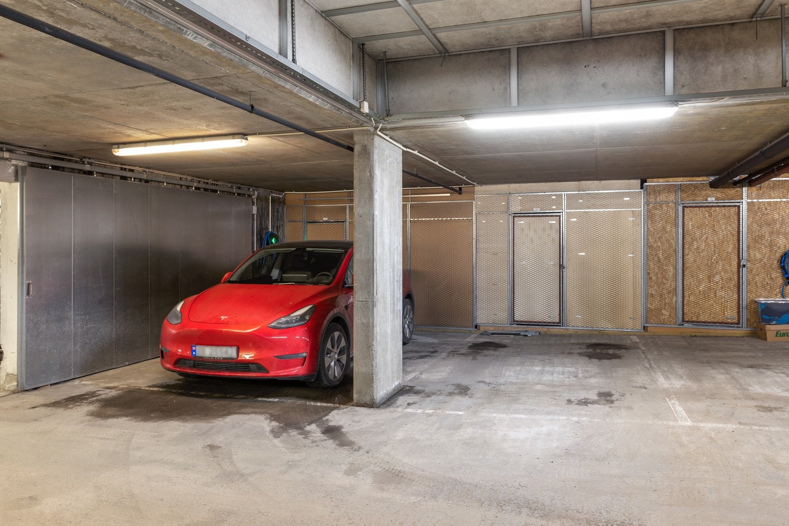 Det følger med parkeringsplass med elbil-lading. Se punkt under "parkering" i salgsoppgaven. Galleribilde