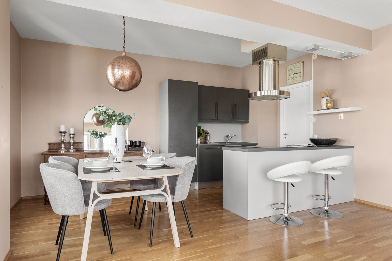 Integrerte hvitevarer som kjøle- og fryseskap, oppvaskmaskin, stekeovn og koketopp med avtrekk montert i tak. Galleribilde