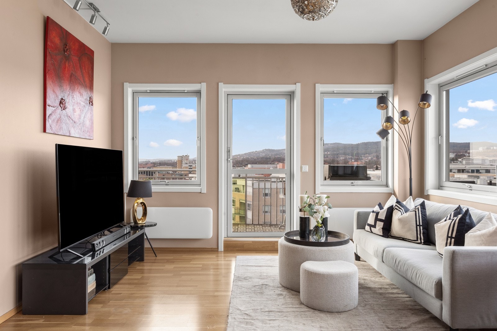 Det er god plass til sofa og mediemøbler. Galleribilde