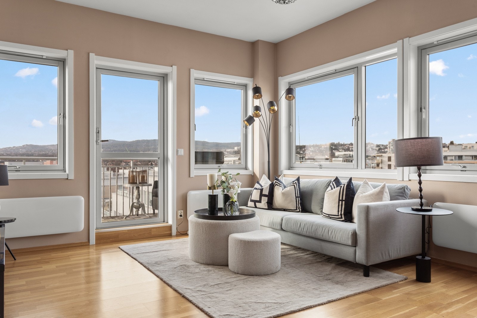 Leiligheten ligger høyt over nabobyggene, helt uten sjenerende innsyn. Galleribilde