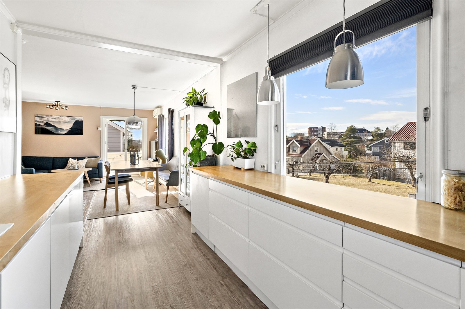 Kjøkkenet er holdt i en praktisk og sosial delvis åpen kjøkkenløsning mot stuen der du har god kommunikasjon med gjestene mens middagen lages. Galleribilde