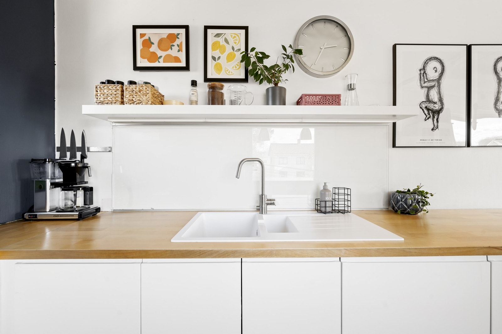 Den store benkeplassen gjør matlagingen enkel. Hvitevarene er sømløst integrert i innredningen. Galleribilde