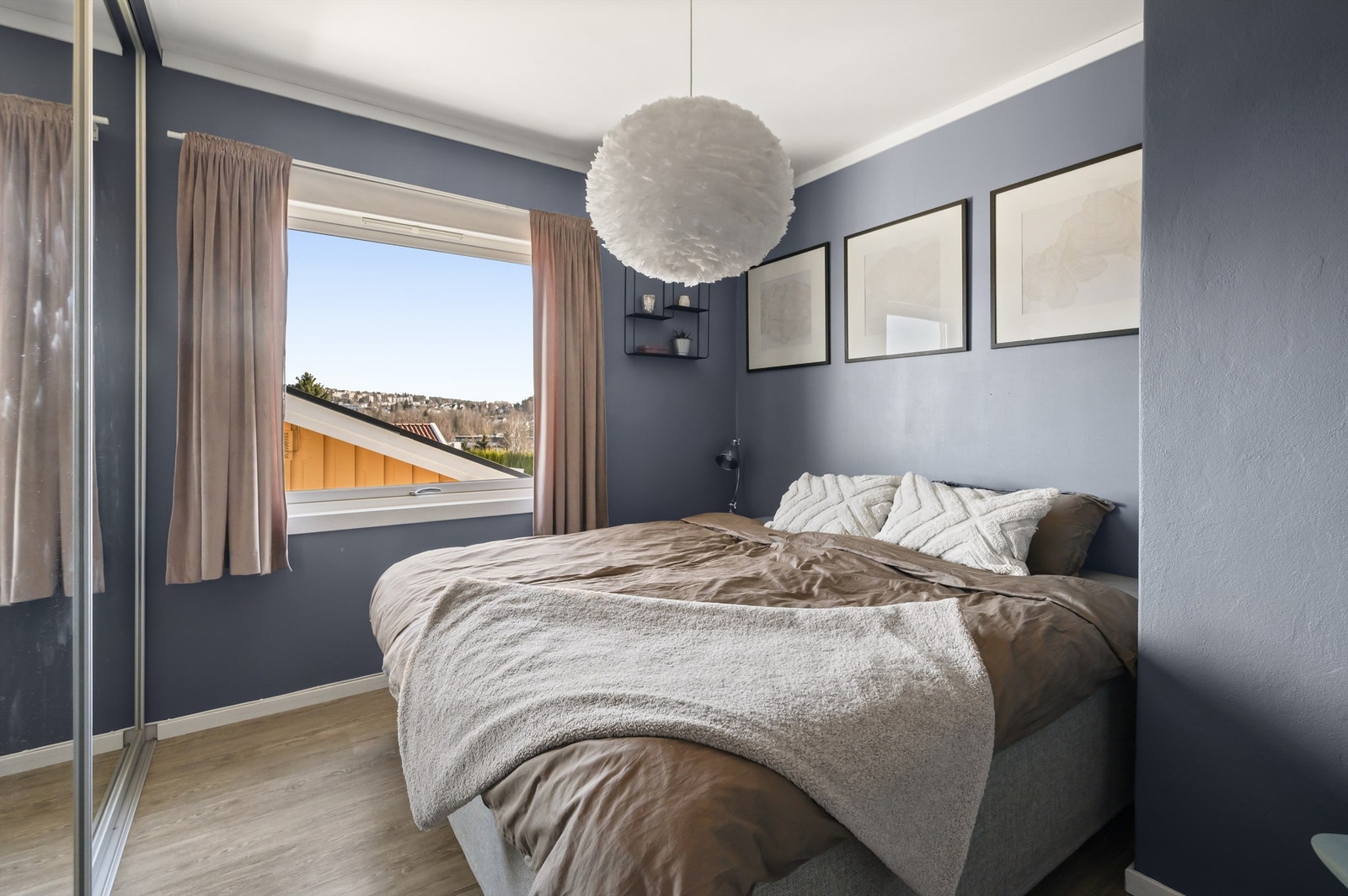 Hovedsoverommet er romslig og har god plass til både dobbeltseng og tilhørende nattbord på begge sider. Galleribilde