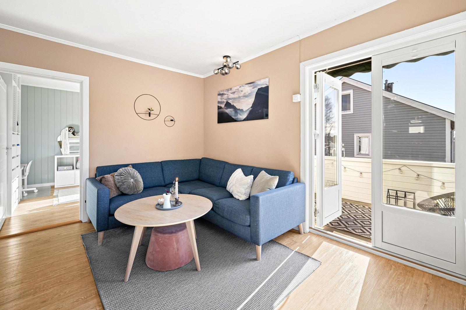 Fra stuen kommer du ut til boligens balkong. Galleribilde