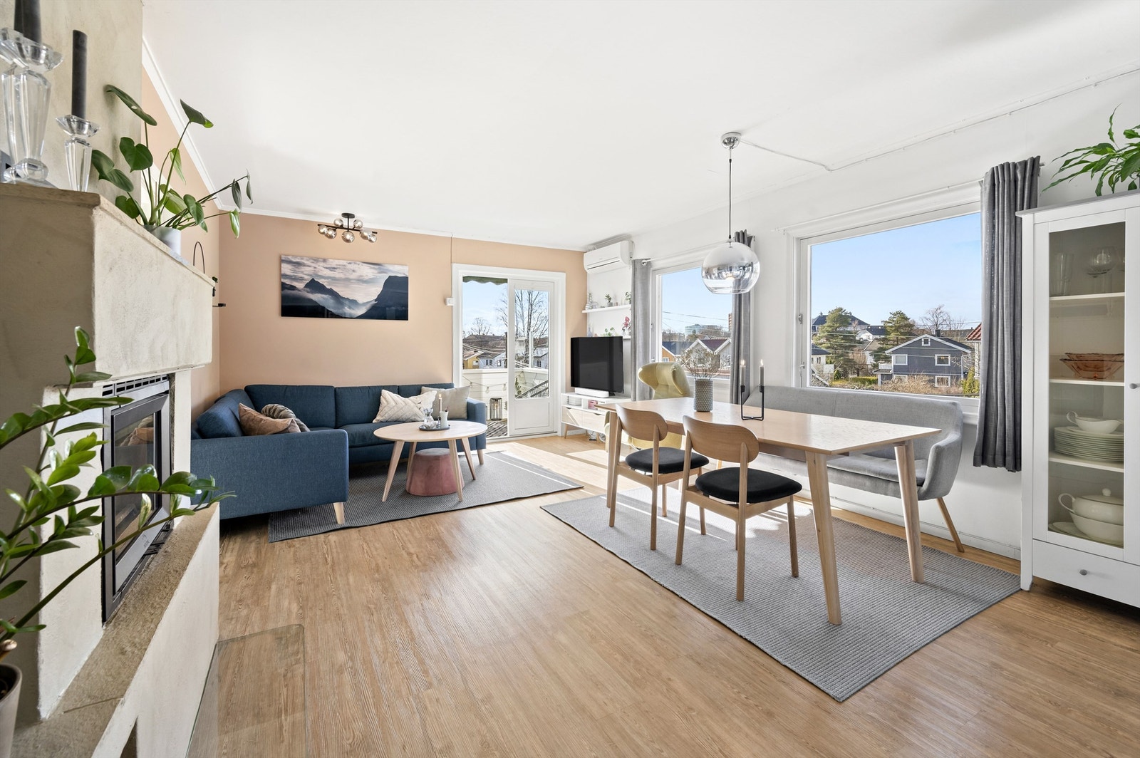 Store vindusflater og gjennomgående planløsning skaper en lys og åpen atmosfære i stuen. Galleribilde