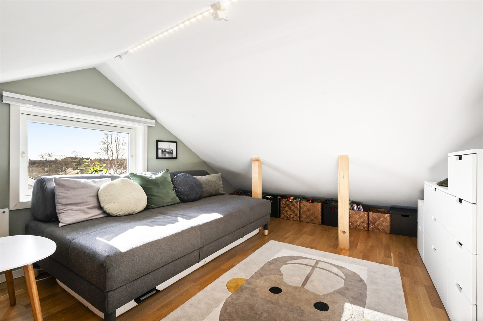 Det gjøres oppmerksom på at loftet ikke er omsøkt og derfor ikke er godkjent for varig opphold. Galleribilde