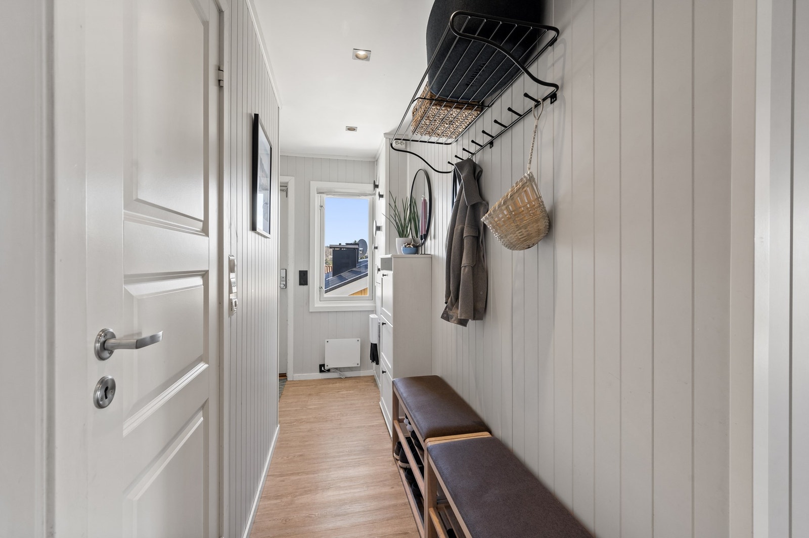 Entréen er romslig med rikelig av plass til å henge fra seg yttertøyet og sette fra seg sko. Galleribilde