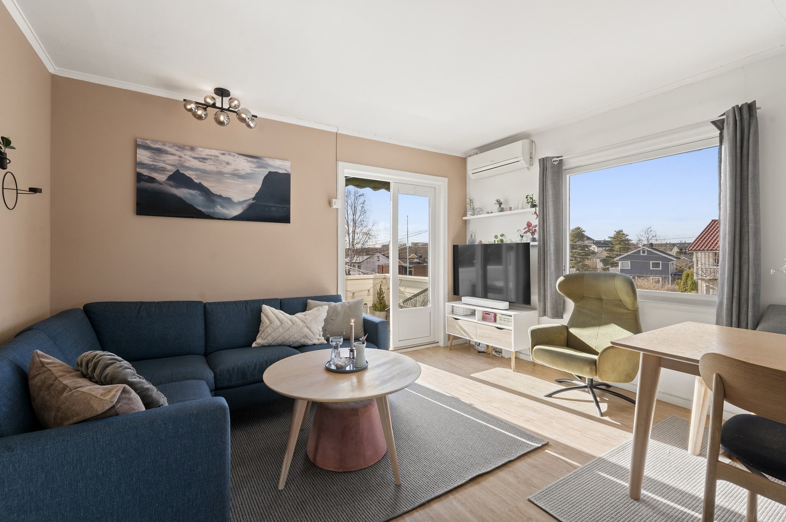 Boligens overflater er holdt i behagelige nyanser. Galleribilde