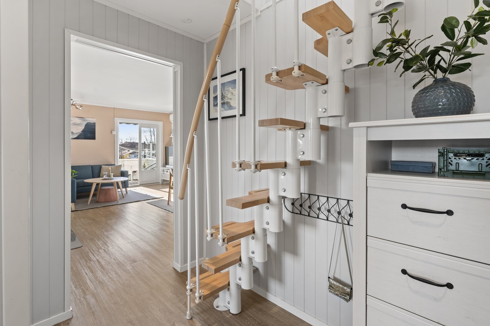 Fra entréen går trappen opp til loftsetasjen. Galleribilde