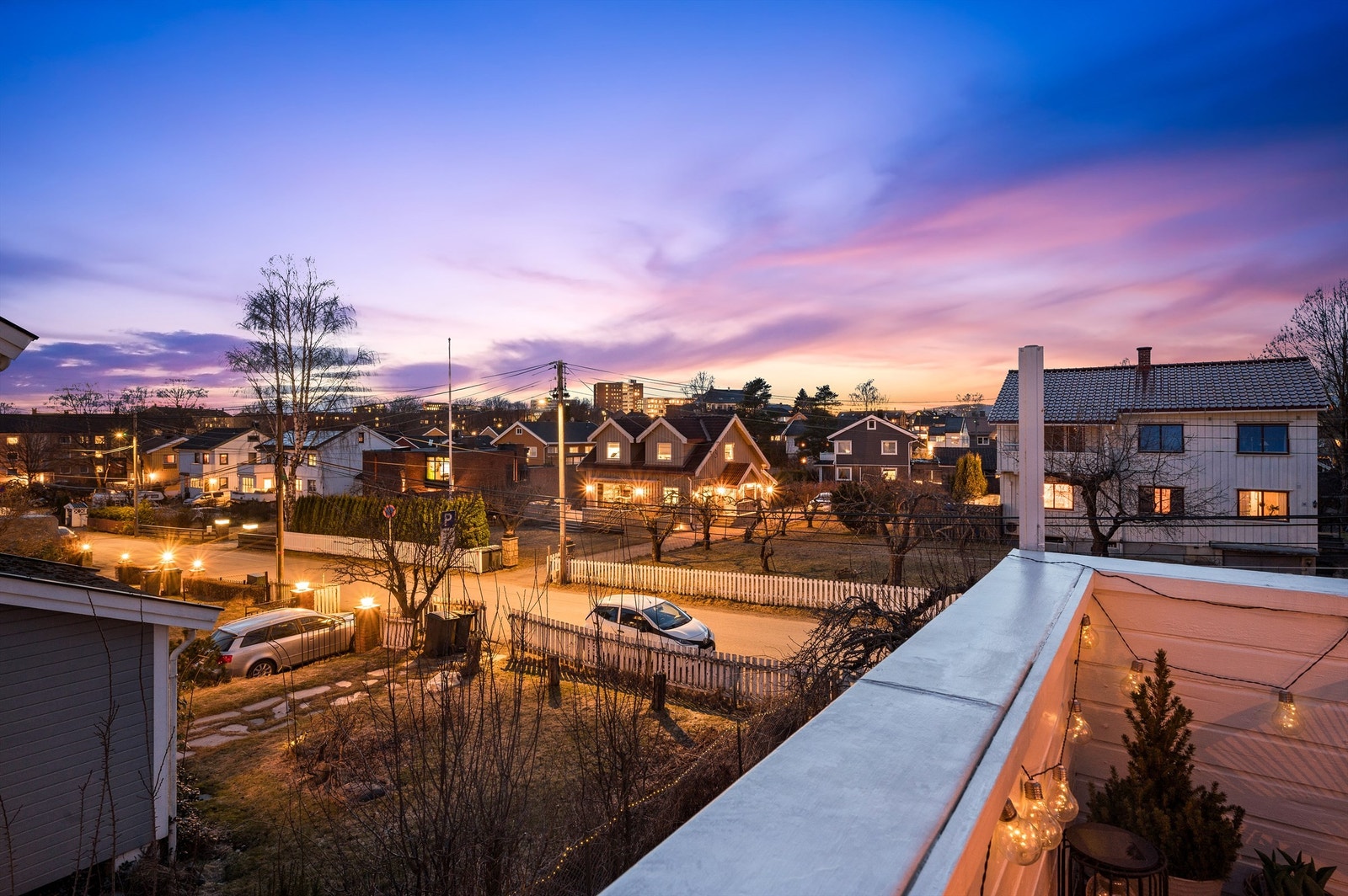 Fra balkongen er det hyggelig utsyn mot nabolaget. Galleribilde