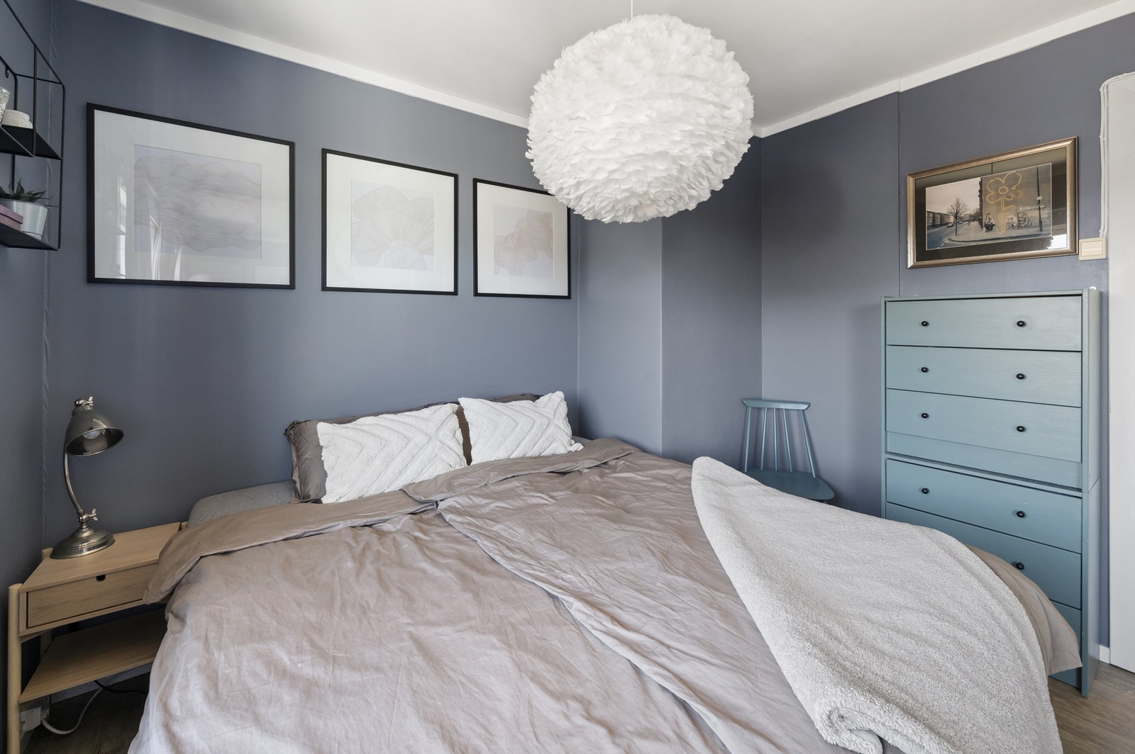 Rommet er holdt i duse og behagelige nyanser perfekt for soverommet. Galleribilde