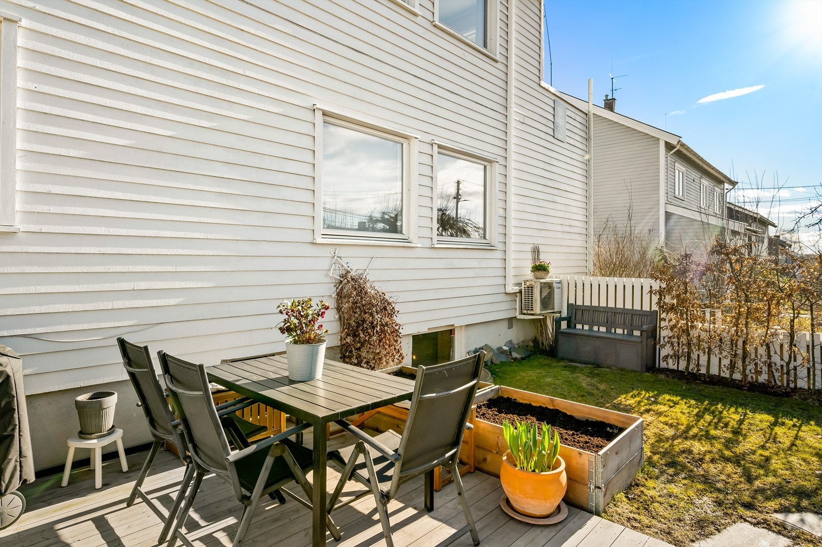 Hageflekken har svært gode solforhold der årets varme dager kan nytes i solen. Galleribilde