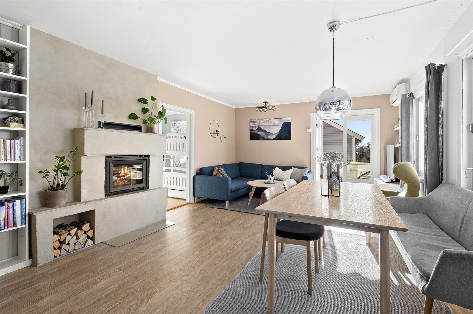 Stuen er romslig og kan enkelt innredes med en hyggelig sofagruppe og tilhørende sofabord samt annet ønskelig stuemøblement. Galleribilde