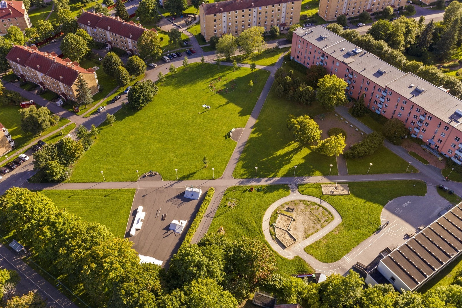 Rett ved boligen er det flotte uteområder med bl.a lekeplass for barn og skaterampe. Galleribilde