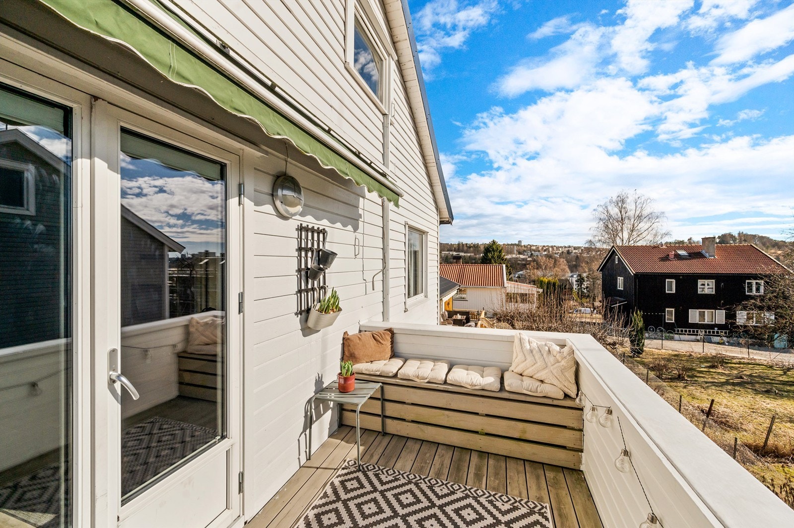 Her er et gode muligheter for å innrede med en hyggelig sittegruppe der årets varme dager kan nytes. Galleribilde