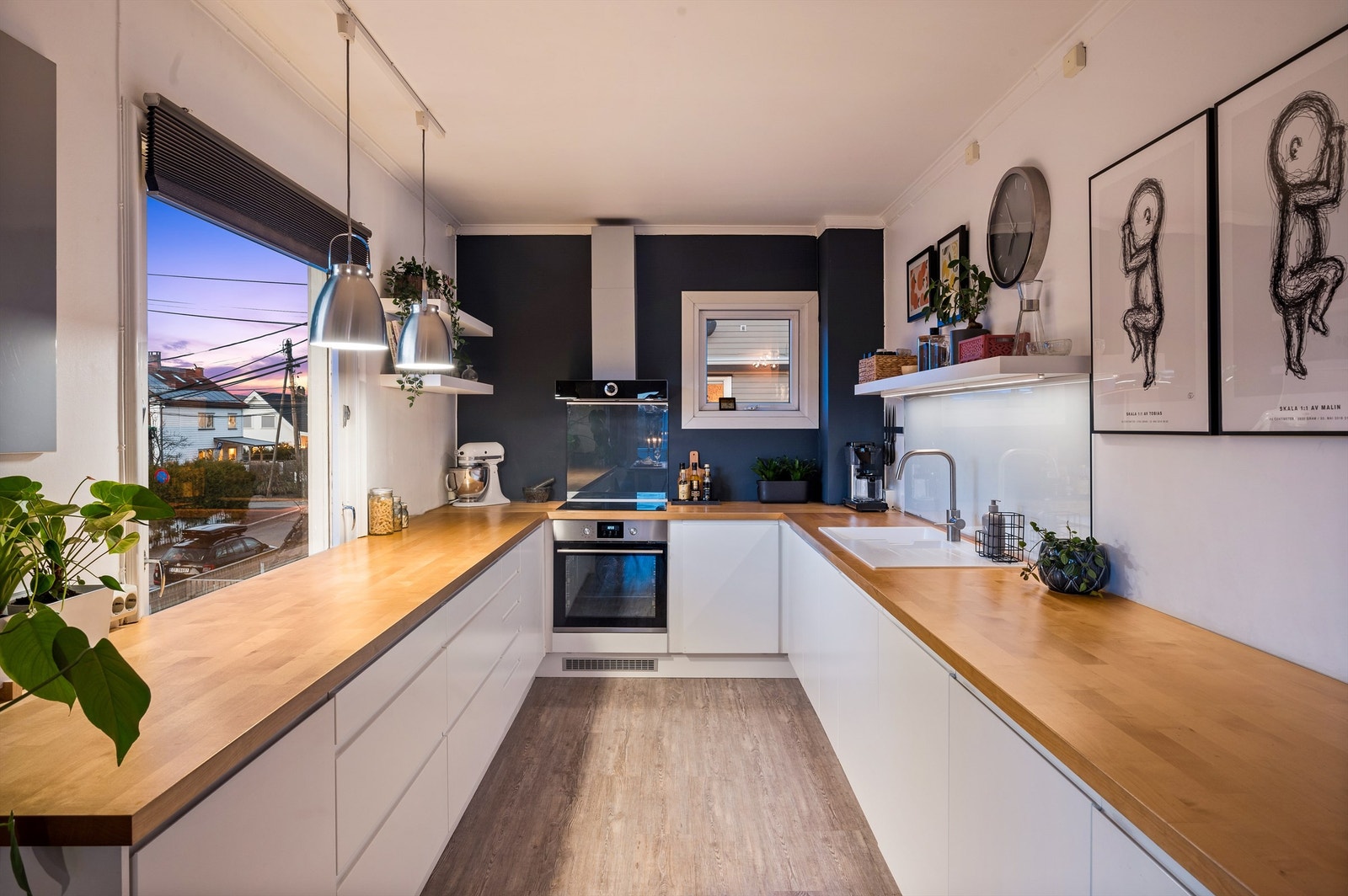 Det er rikelig med oppbevaringsplass i både skuffer og skap. Galleribilde