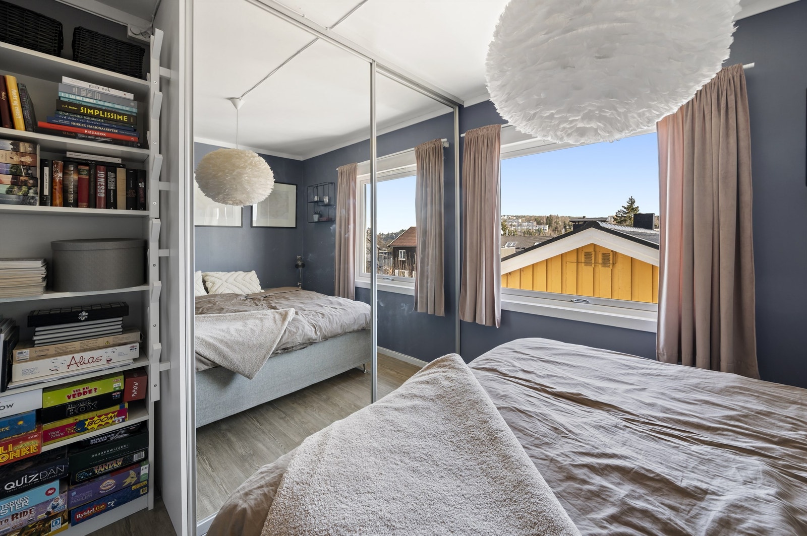 Hovedsoverommet er romslig og har god plass til både dobbeltseng og tilhørende nattbord på begge sider. Galleribilde