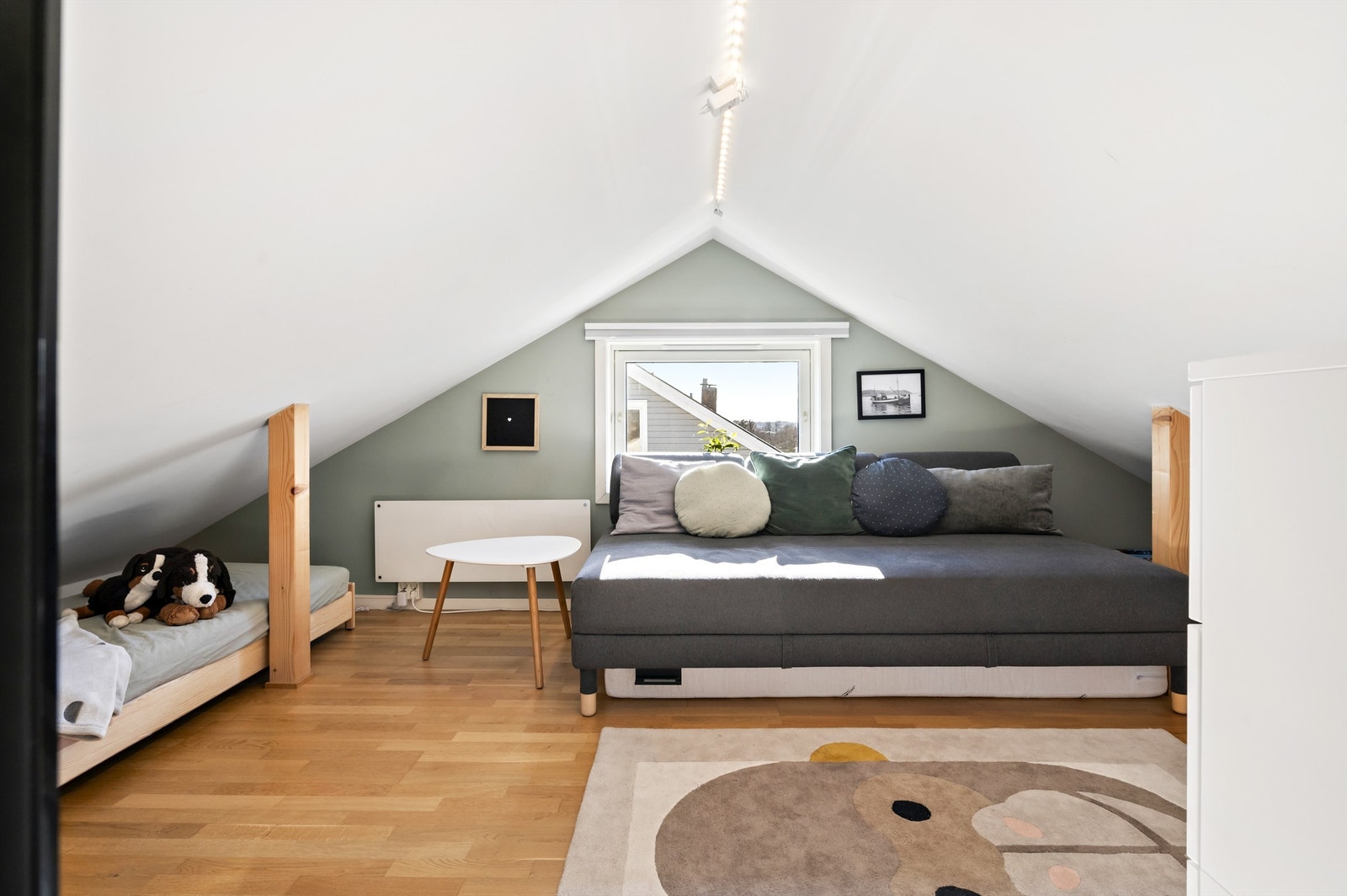 Boligen har også en praktisk loftsetasje som i dag er fint innredet som loftsstue og soverom. Galleribilde