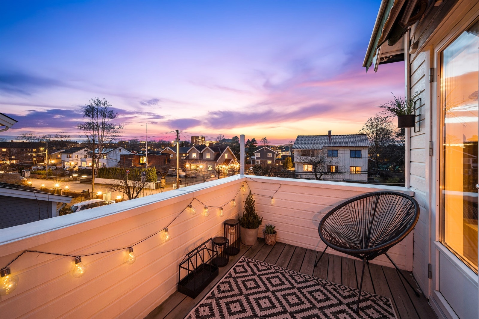 På sommerstid oppleves balkongen som en fin forlengelse av stuen. Galleribilde