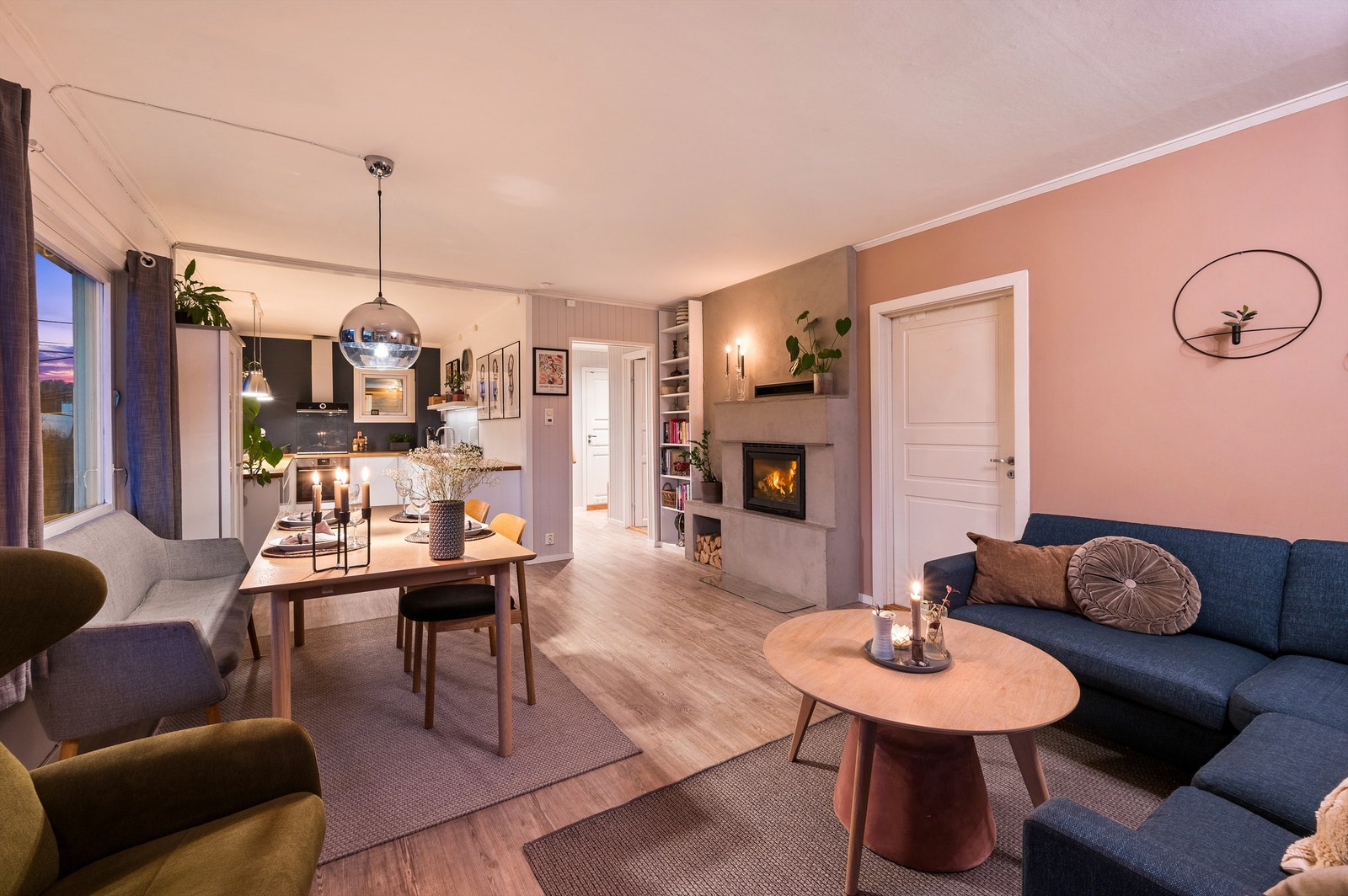 I stuen sørger peisovnen for en lun atmosfære på kalde vinterkvelder. Galleribilde