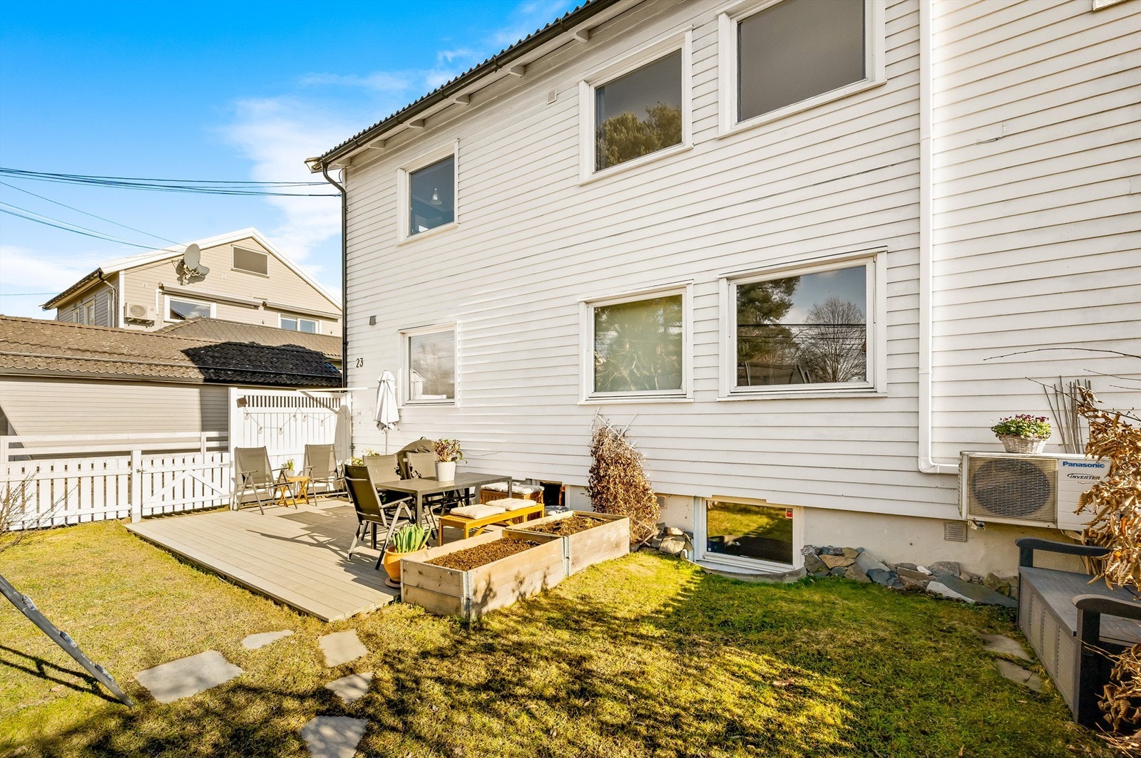 En innholdsrik og familievennlig halvpart av horisontaldelt tomannsbolig med solrike og frodige uteplasser. Galleribilde