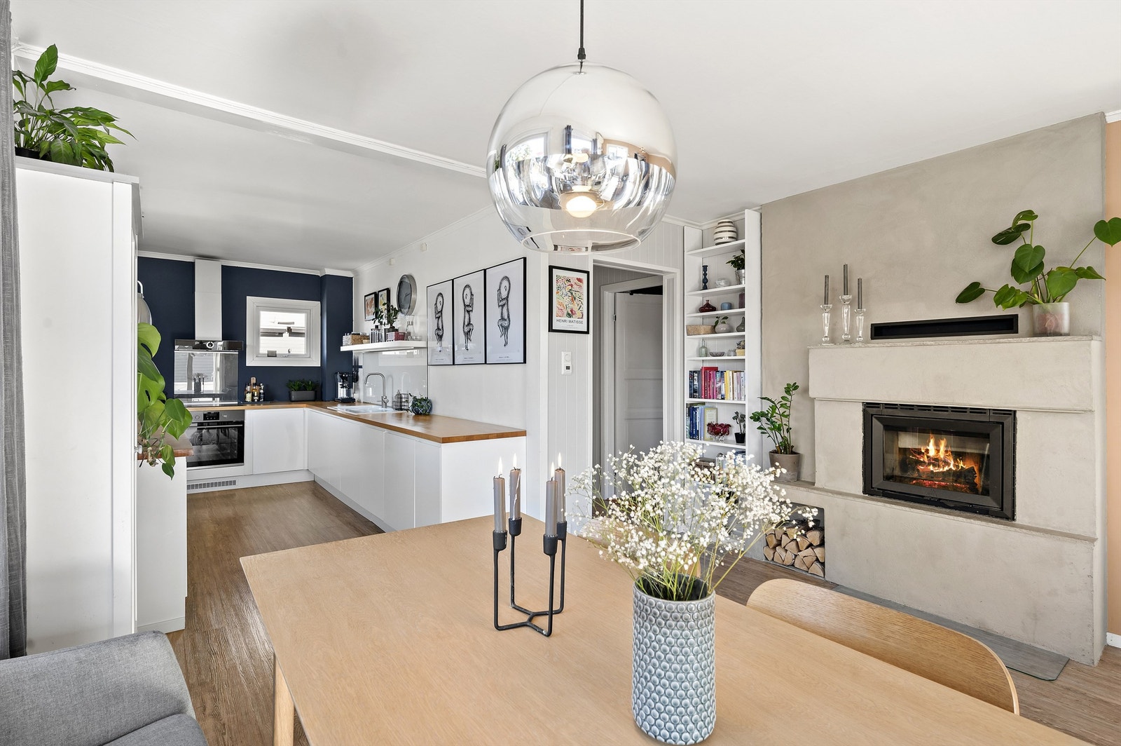 I fin overgang mot kjøkkenet er det god plass til å innrede med et spisebord med gode muligheter for å invitere venner og familie på middagsselskaper. Galleribilde