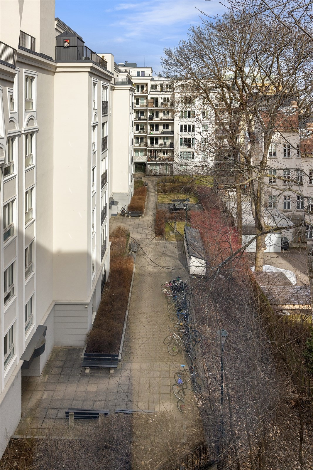 På sommeren er utsynet grønt og trærne blomster i vakre farger. Galleribilde