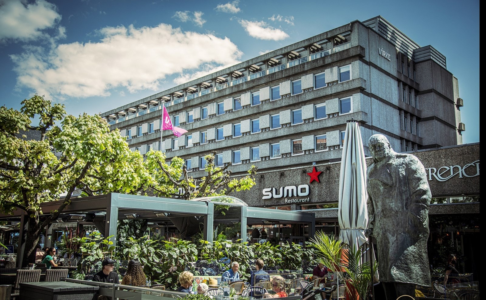 I andre retning fra leiligheten har du Solli Plass innen 3 minutters gange. Caféer, restauranter, apotek, Sommerro med mer. Galleribilde