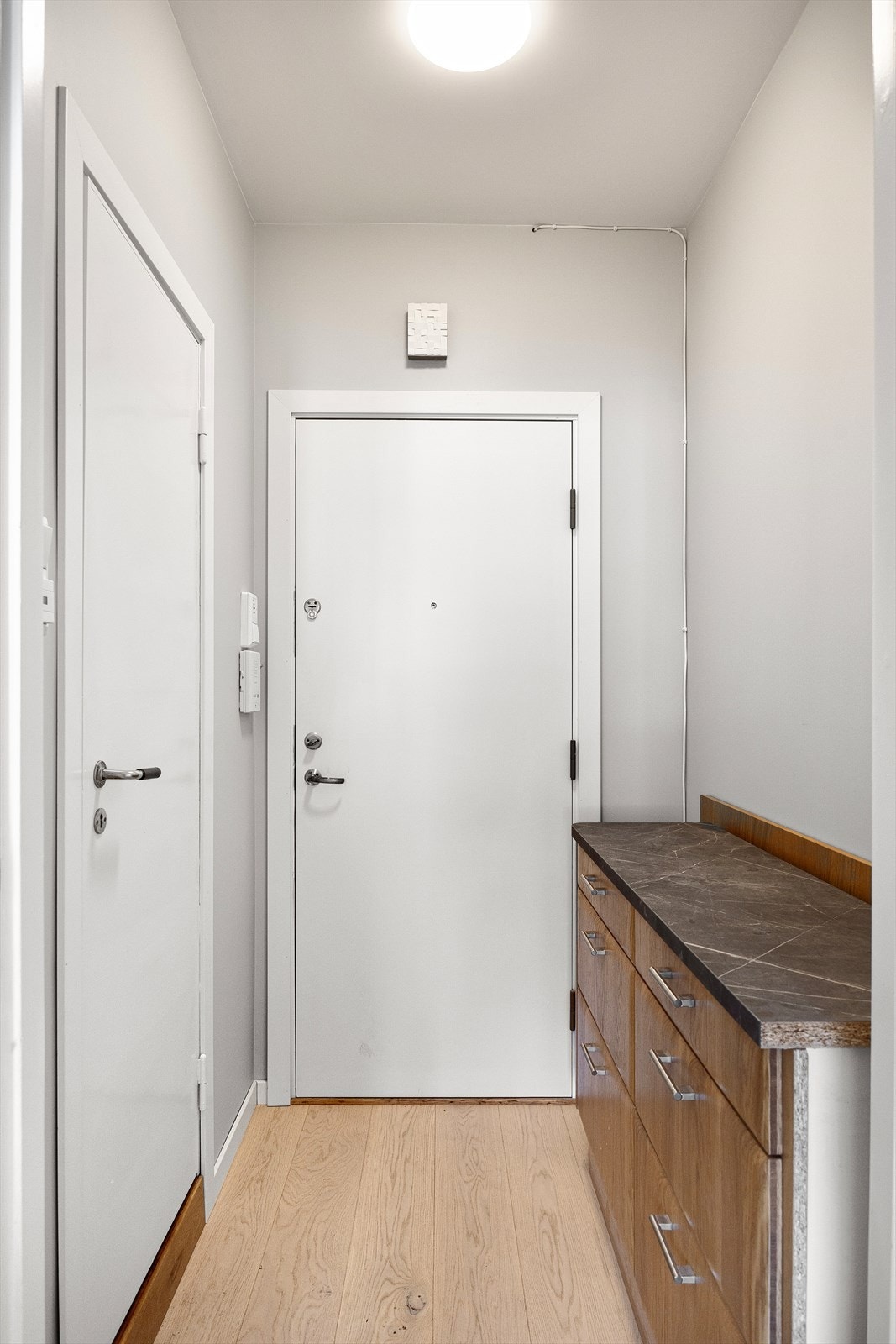 Entré. Her med kjøkkenøyen som står løst og enkelt kan flyttes. Galleribilde