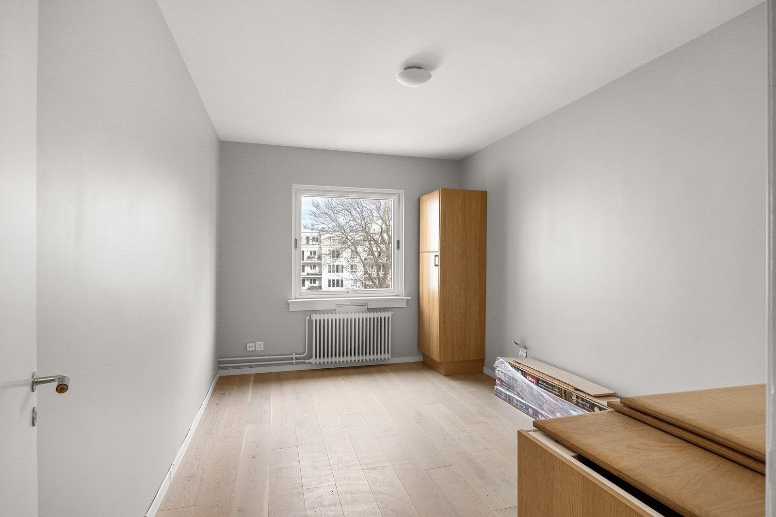 En lys og luftig 1-roms i byggets 6.etasje, vendt mot fredelig bakgård. Galleribilde