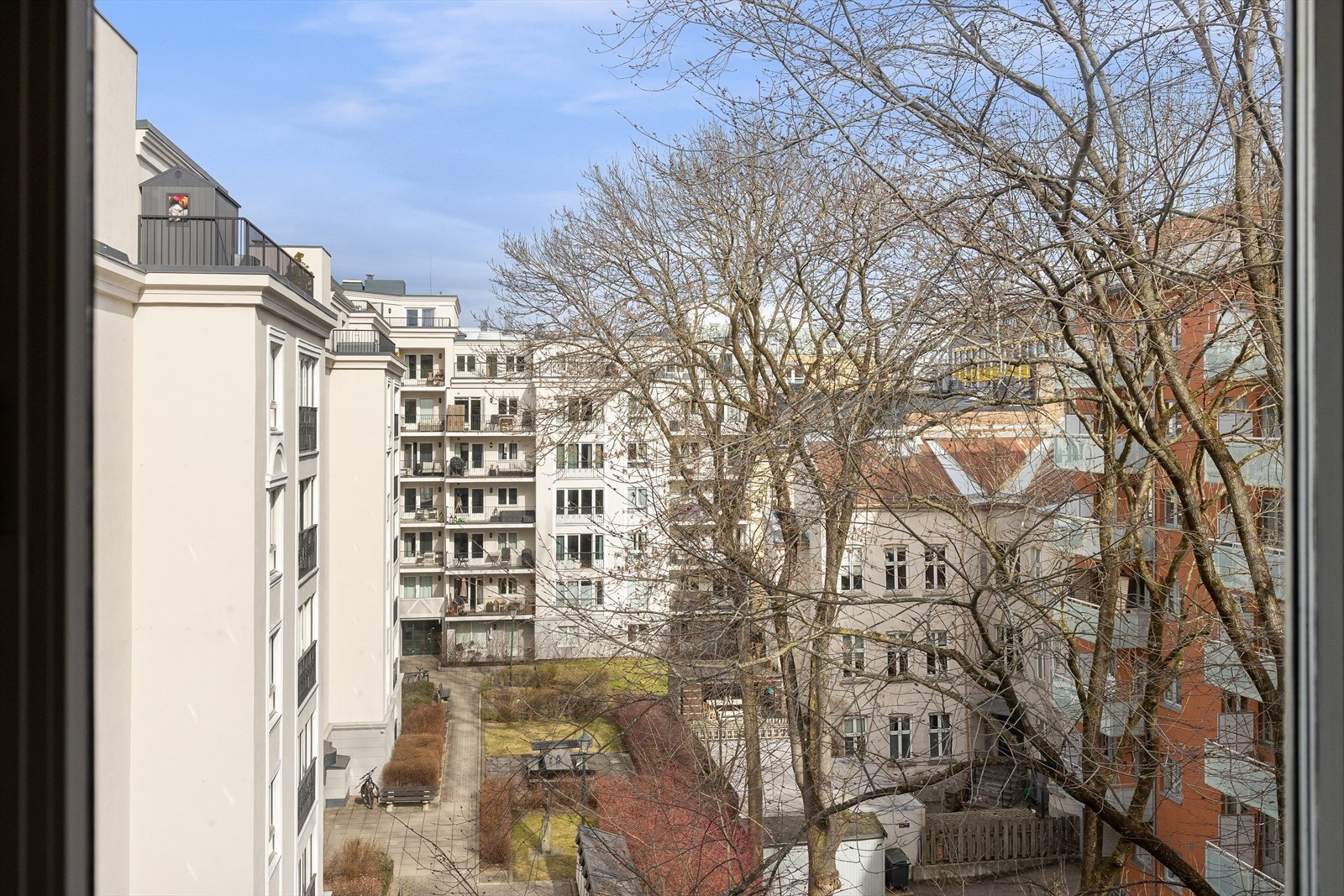 Beliggende i en fredelig gate i byggets 6. etasje. Med flott utsikt mot bakgård. Galleribilde