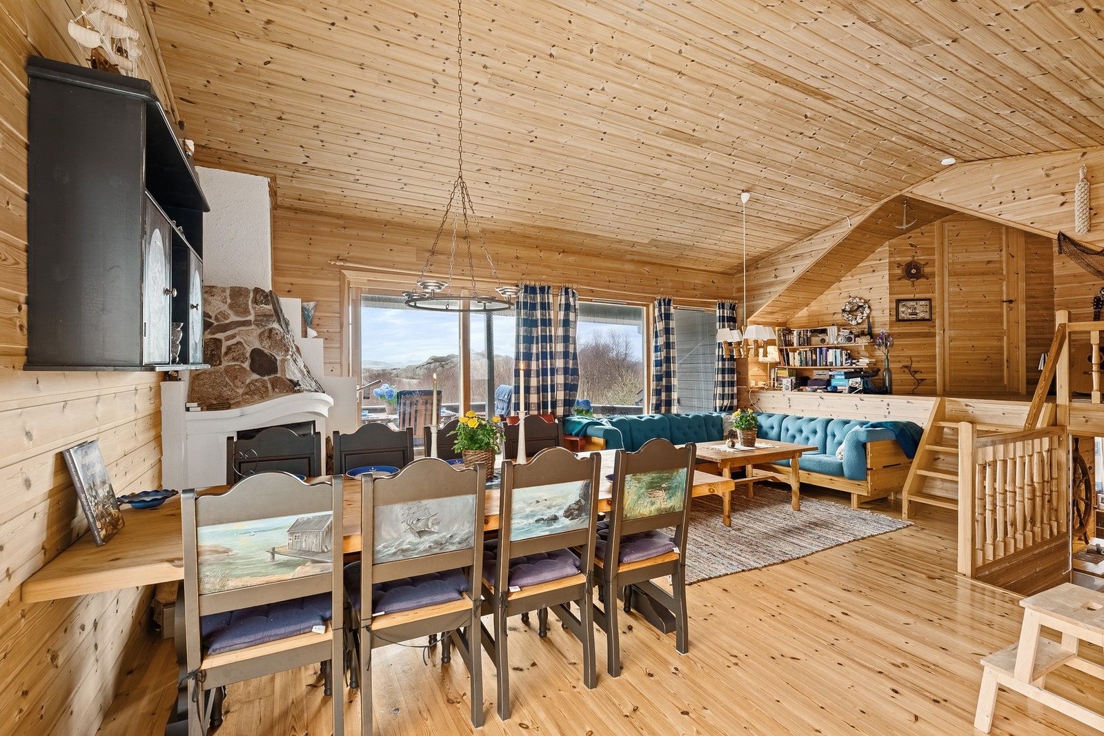 Fra del av stuen med god plass til spisebord Galleribilde