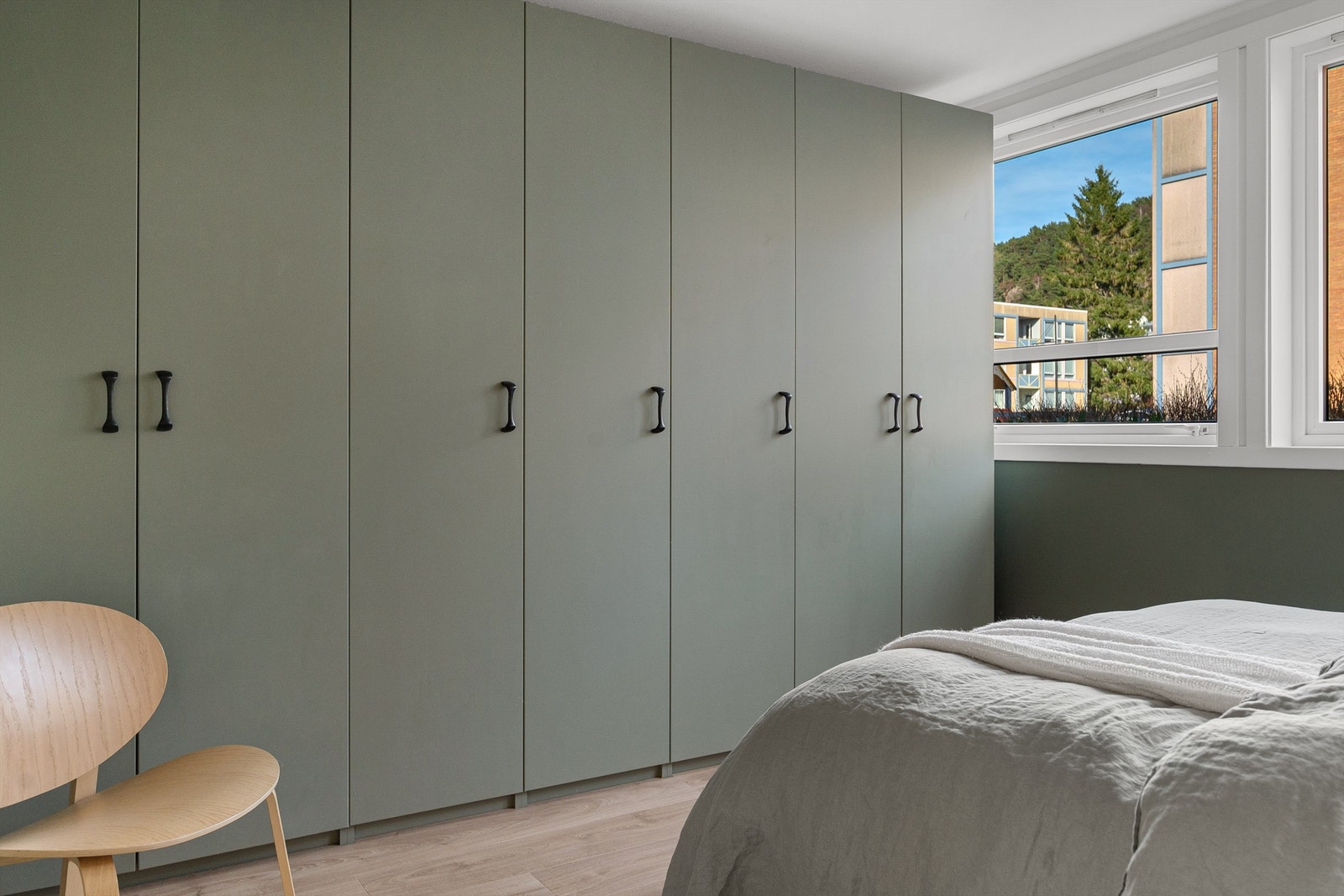 - Innredet med store garderobeskap - Galleribilde