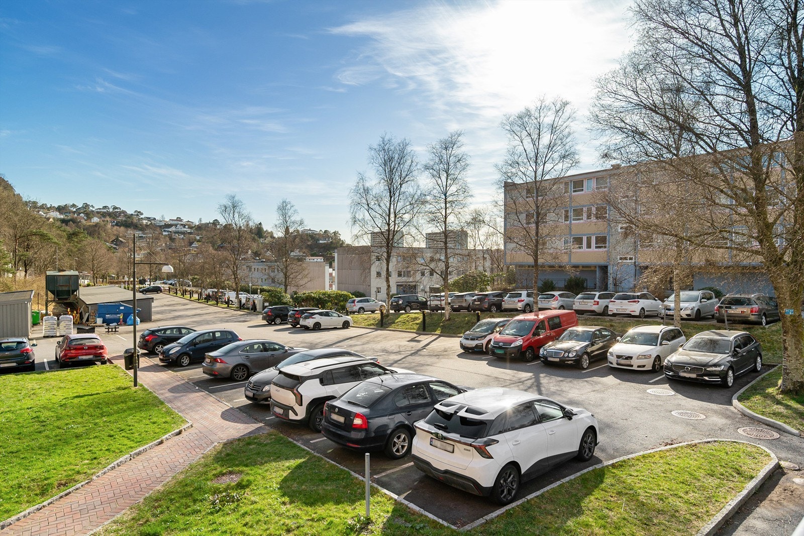 - Borettslaget har en flott opparbeidet tomt med store parkeringsplasser, lekeplasser og grøntarealer - Galleribilde