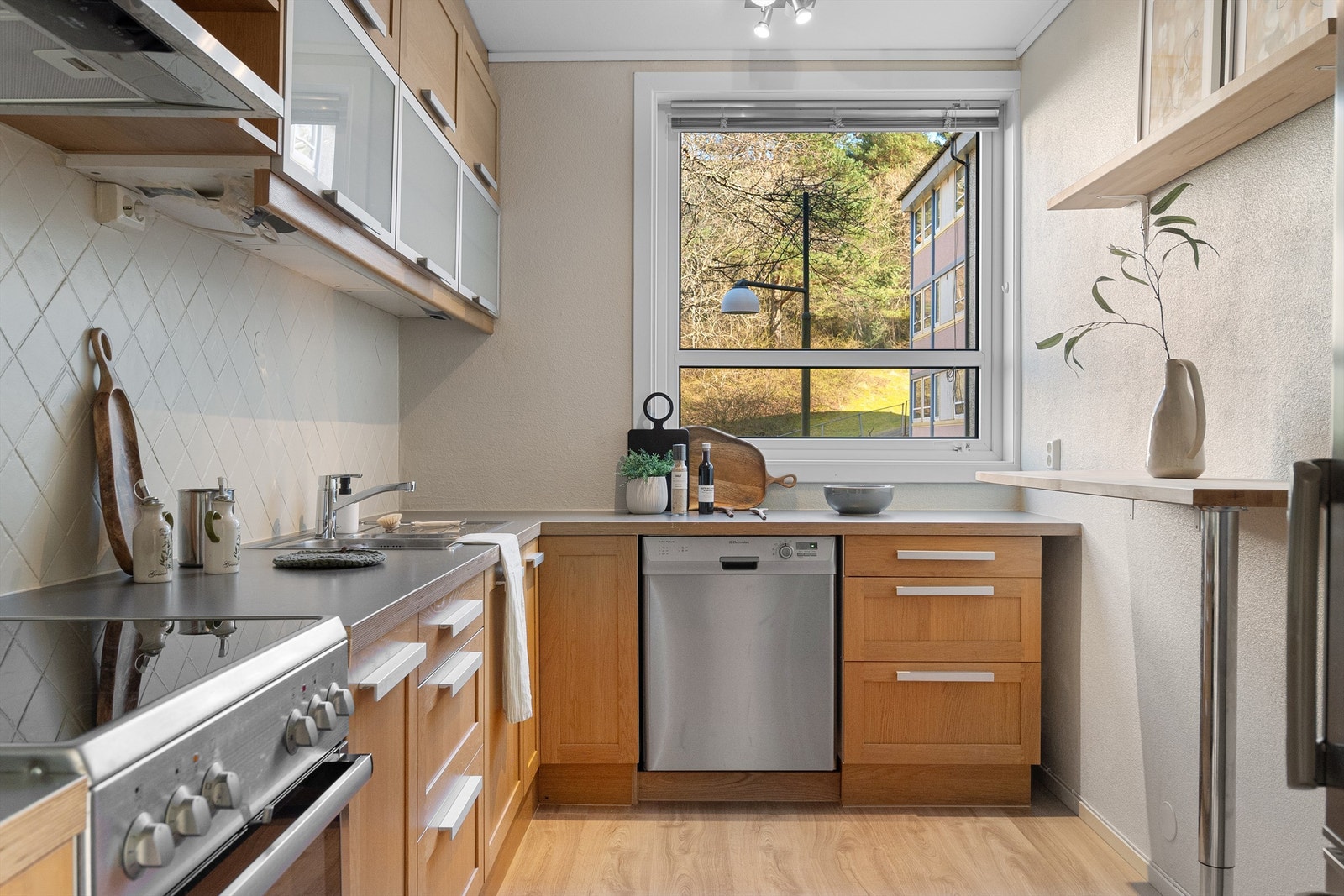 - Romslig kjøkken med god oppbevaringsplass i skuffer og skap - Galleribilde