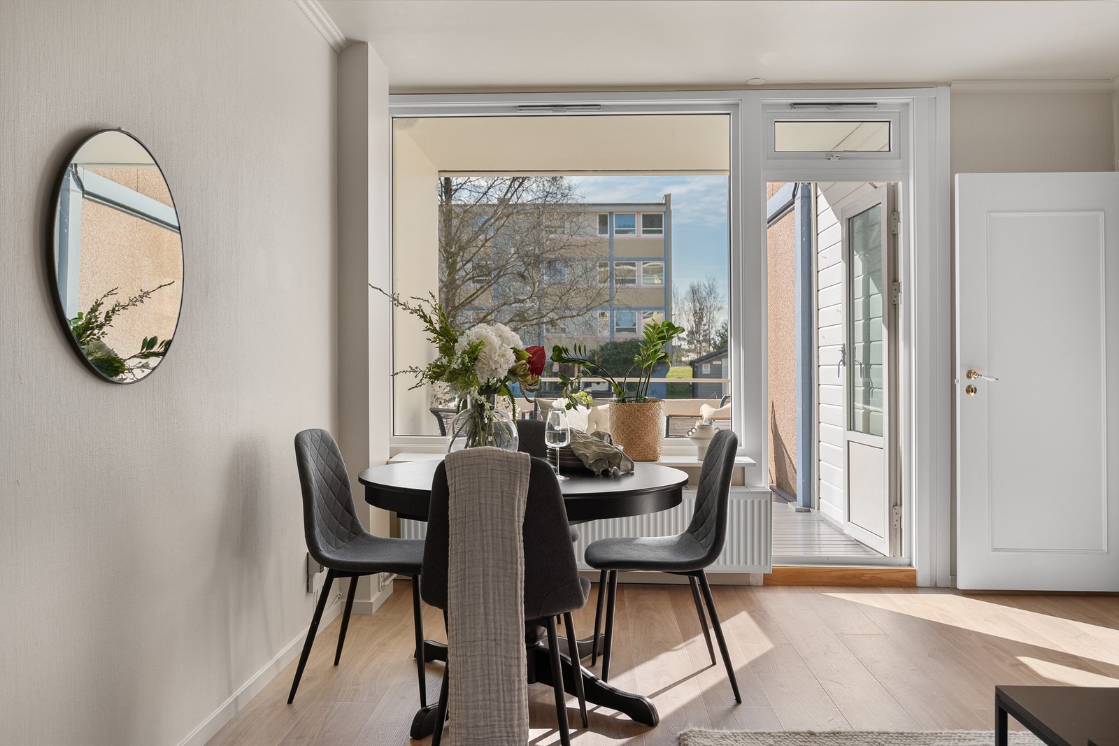 - Deilig lysinnslipp fra store vindusflater - Galleribilde