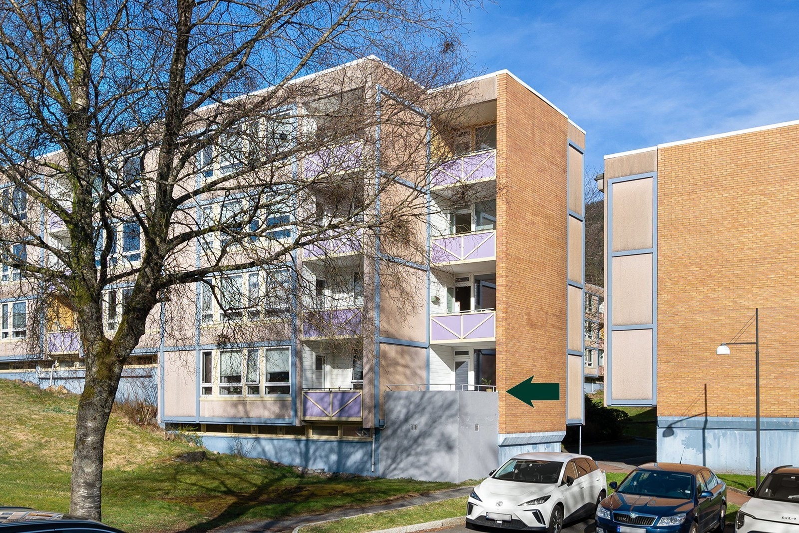 - Beliggende på hjørnet med kanskje en av borettslagets største balkonger - Galleribilde