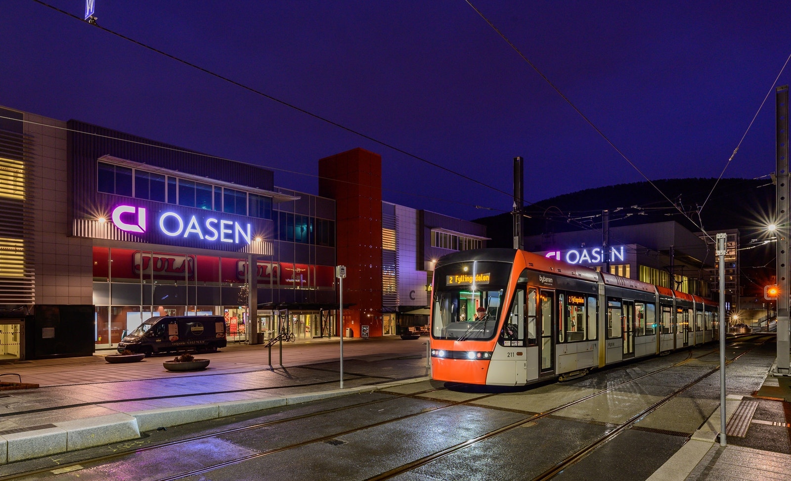 - En litt lengre spasertur unna finner du Oasen bydelssenter og bybanestopp - Galleribilde